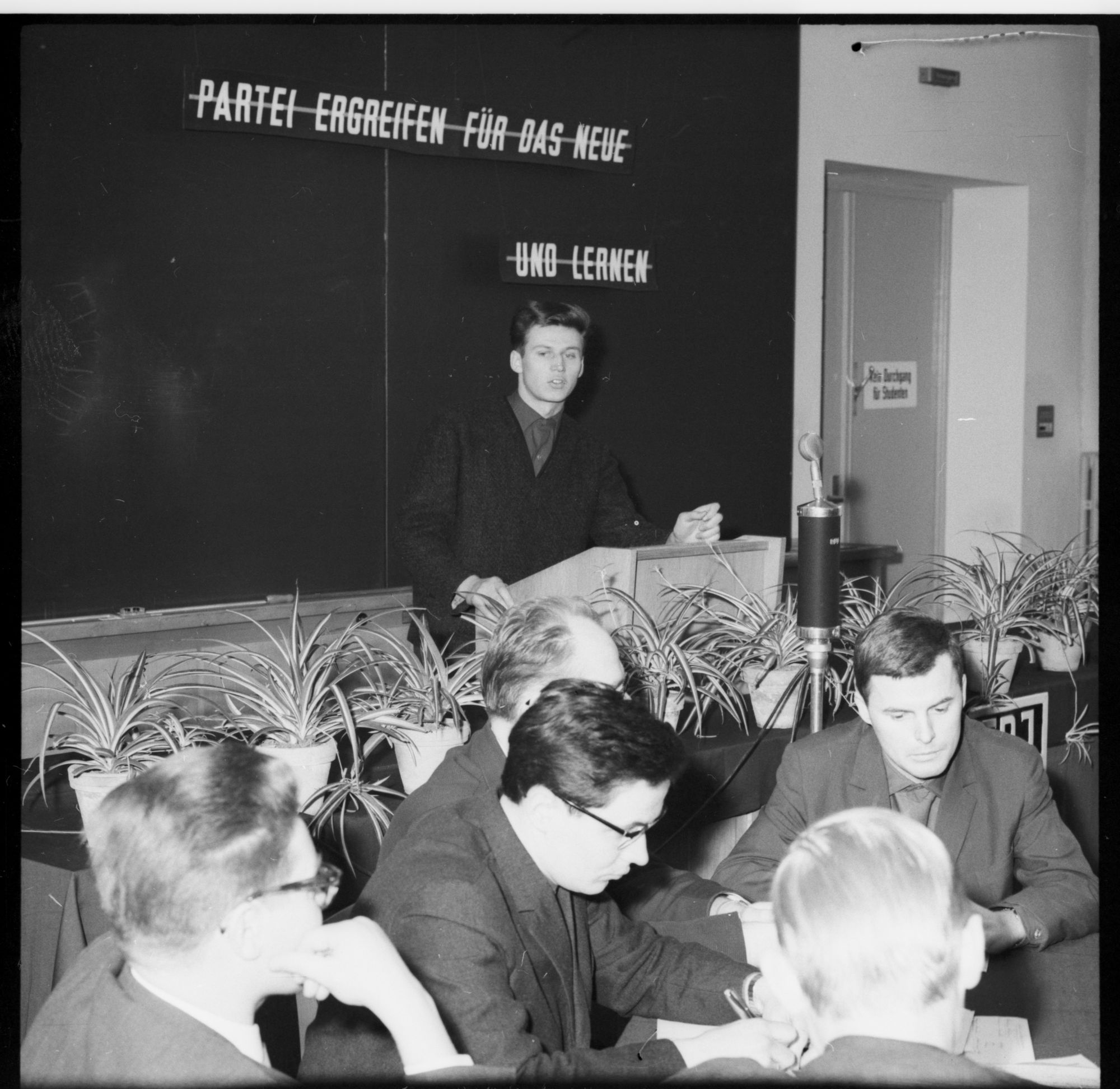 ZFF_1975_N004