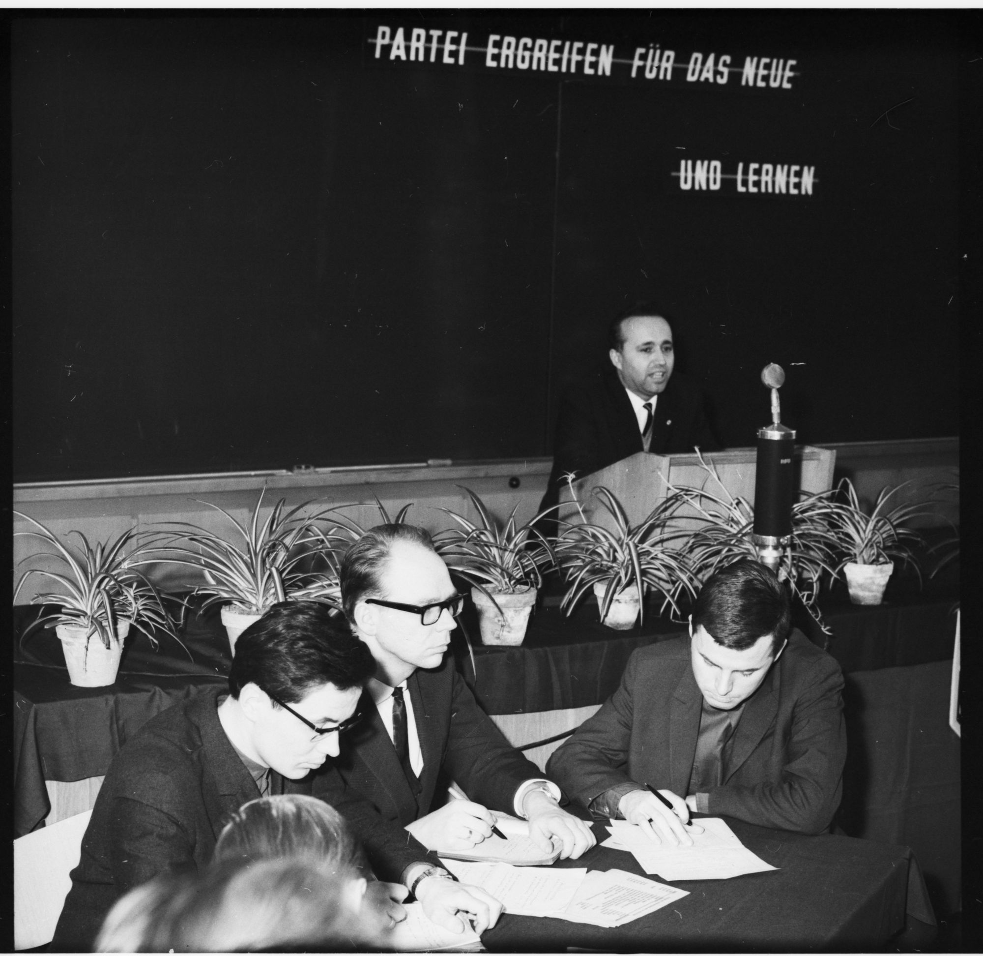 ZFF_1975_N010