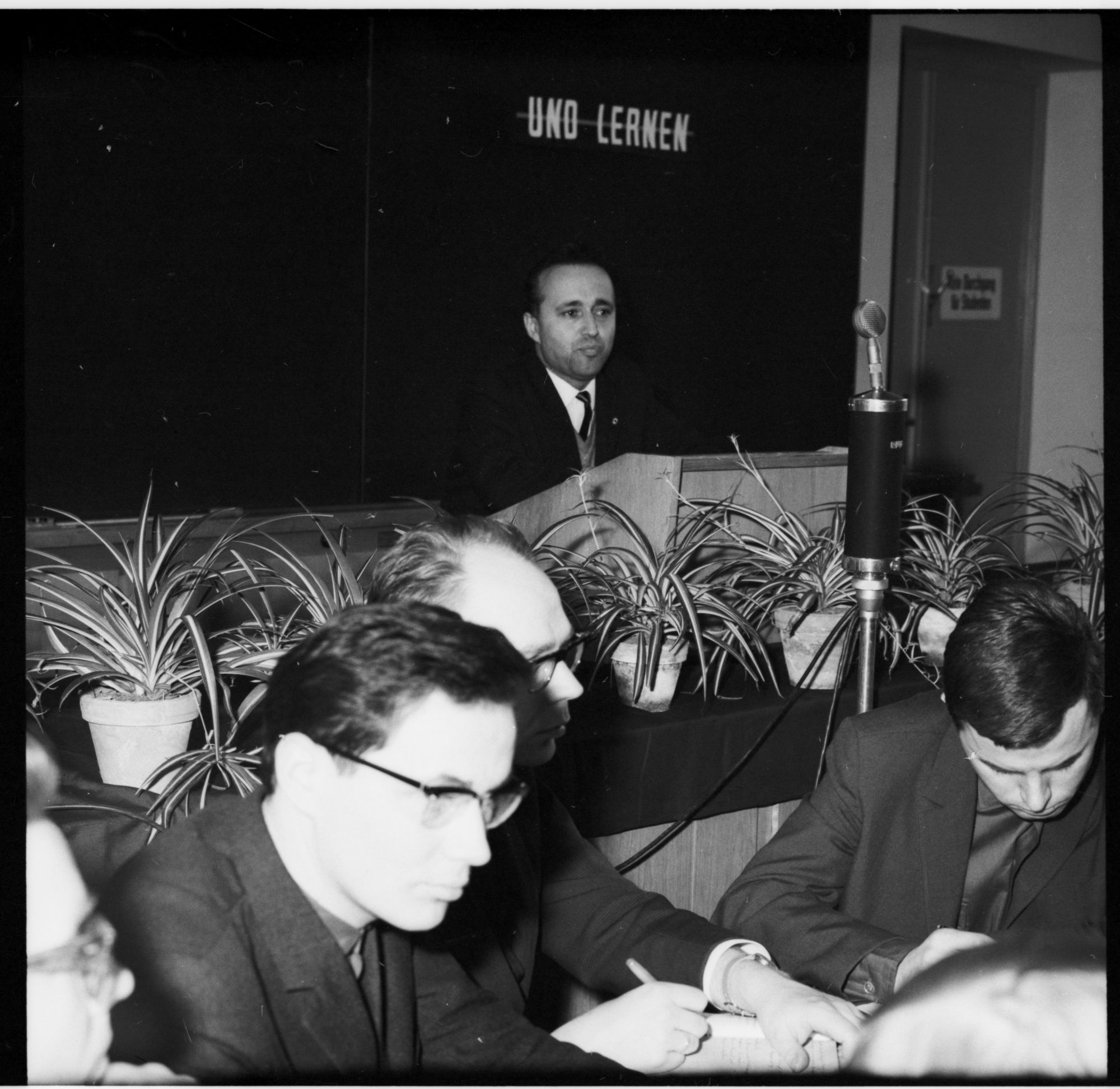 ZFF_1975_N011